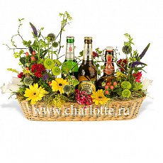 Корзинка с цветами и пивом.
