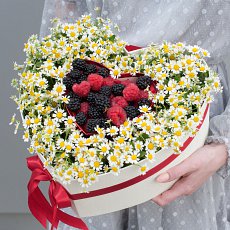Коробка с цветами и ягодами "Любимый июль"