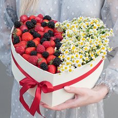 Заказать Коробка с цветами и ягодами "Ягодная ромашка" с доставкой в Charlotte.ru Коробка с цветами и ягодами "Ягодная ромашка"