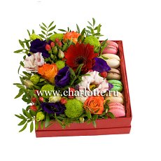 Заказать Композиция с цветами и макарунами "Из Парижа с любовью" с доставкой в Charlotte.ru Композиция с цветами и макарунами "Из Парижа с любовью"