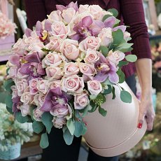 Заказать Шляпная коробка с цветами"Сияющий румянец" с доставкой в Charlotte.ru Шляпная коробка с цветами"Сияющий румянец"