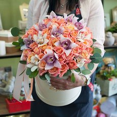 Заказать Цветы в шляпной коробке " Персидская красавица" с доставкой в Charlotte.ru Цветы в шляпной коробке " Персидская красавица"