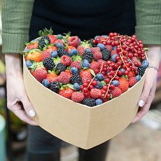 Заказать Коробка-сердце "Ягодный микс" с доставкой в Charlotte.ru Коробка-сердце "Ягодный микс"