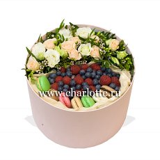 Заказать Коробка с цветами, ягодами и макарунами "Frenchkiss" с доставкой в Charlotte.ru Коробка с цветами, ягодами и макарунами "Frenchkiss"