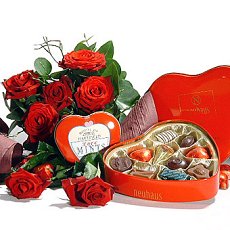 Заказать Букет из красных роз с конфетами с доставкой в Charlotte.ru Букет из красных роз с конфетами