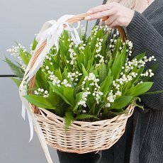 Заказать Цветочная композиция "Ландыши в корзинке" с доставкой в Charlotte.ru Цветочная композиция "Ландыши в корзинке"