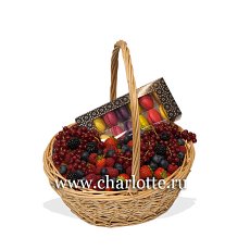 Заказать Корзина "Ягоды с макарунами" с доставкой в Charlotte.ru Корзина "Ягоды с макарунами"